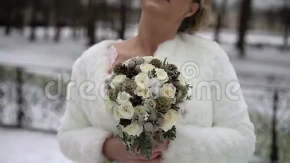 带着花束的新娘视频的预览图