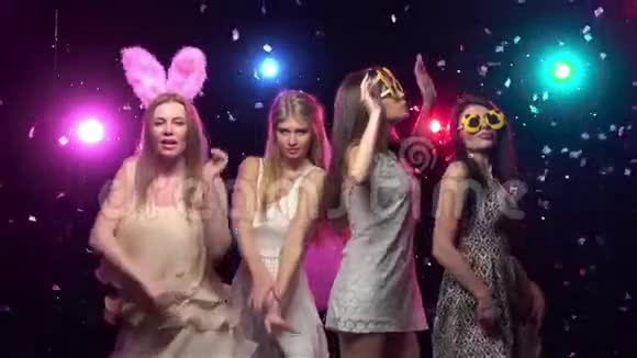 单身派对上的女孩跳舞玩得开心慢动作视频的预览图