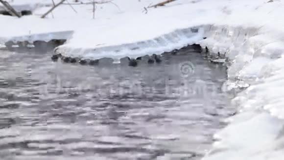 冰冻河流与冰柱流动视频的预览图
