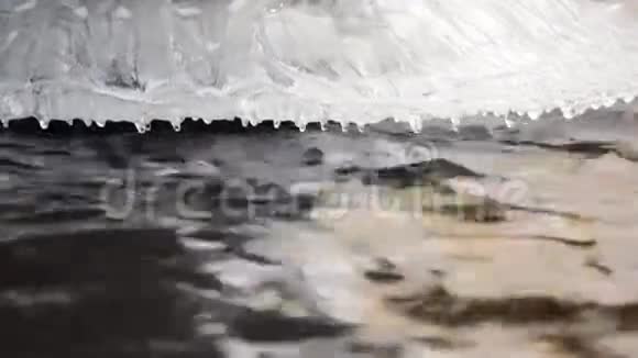 冰冻河流与冰柱流动视频的预览图