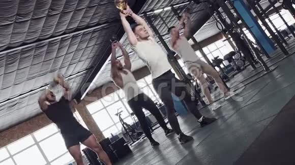 一群肌肉发达的男性朋友在交叉健身馆工作视频的预览图