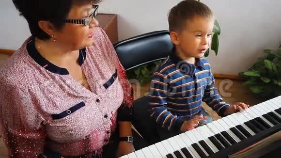 男孩学弹钢琴视频的预览图