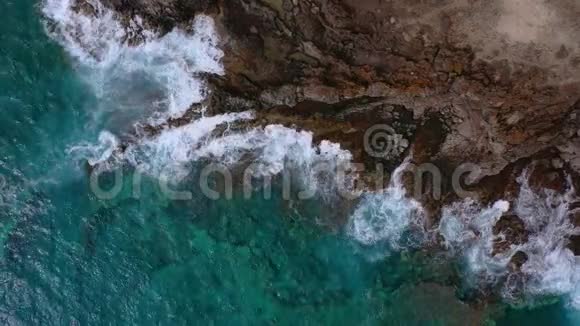 无人的海岸的俯视图特内里费岛的岩石海岸空中无人机的海浪到达海岸的镜头视频的预览图