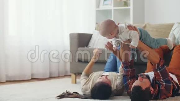 快乐的爸爸妈妈在家玩宝宝视频的预览图