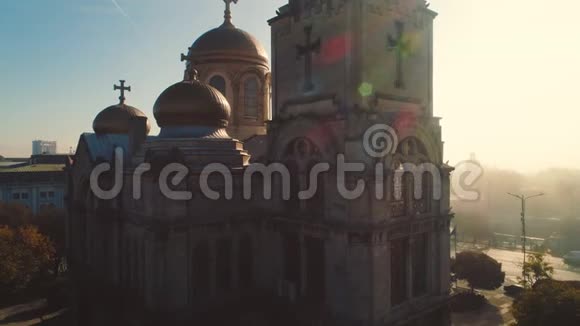 瓦尔纳保加利亚和大教堂的假设城市上空的日出视频的预览图