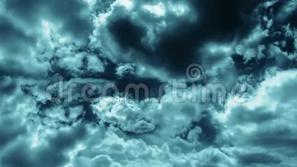乌云密布在云层中飞行和旋转的动画视频的预览图