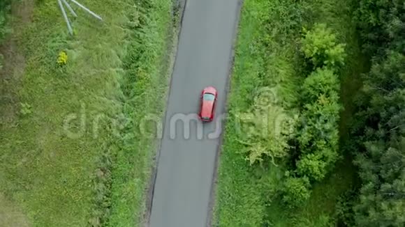 在乡村道路上行驶的汽车的鸟瞰图视频的预览图