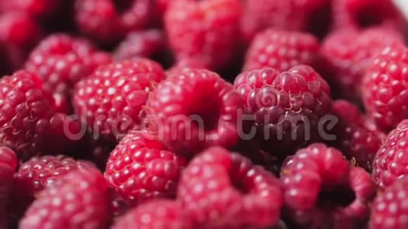 关闭贝瑞新鲜多汁的覆盆子背景成熟大红色覆盆子果实新鲜树莓水果作为食物视频的预览图