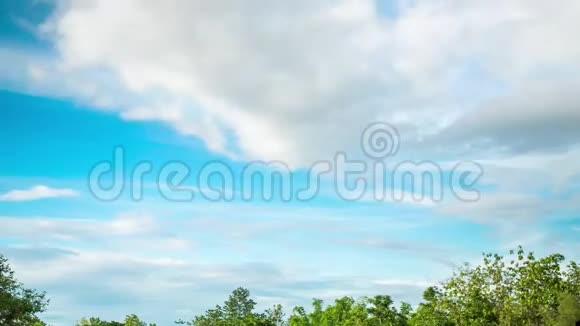 白云在蓝天上的运动视频的预览图