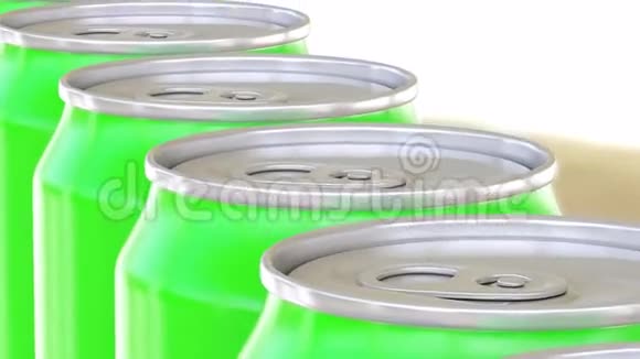 绿色铝罐在传送带上移动软饮料或啤酒生产线回收包装4K无缝环视频的预览图
