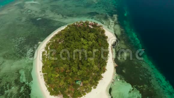 带沙滩的热带岛屿菲律宾曼蒂古岛视频的预览图