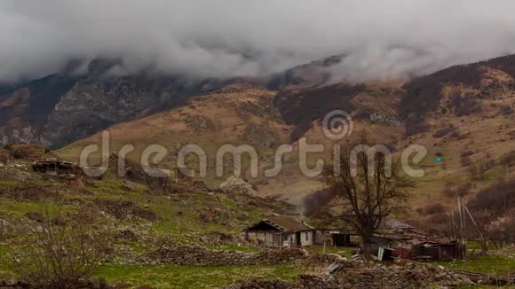 间隔射击北奥塞梯在有着千年历史的古老聚落中形成的云层达戈姆视频的预览图