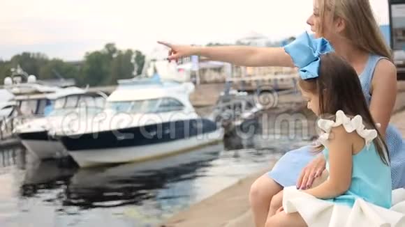 母亲和女儿三年来穿着蓝色的裙子和蓝色的大蝴蝶结视频的预览图