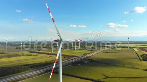 风力涡轮机农场的空中视野奥地利无人驾驶飞机对能源生产的看法视频的预览图