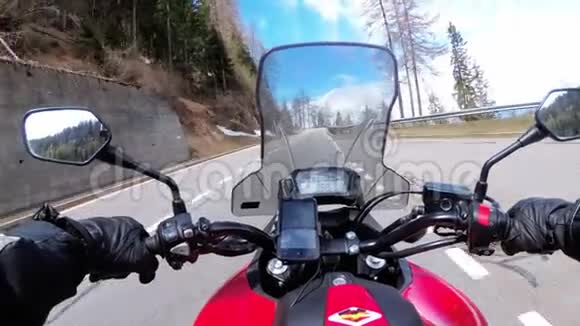 在瑞士雪山阿尔卑斯山附近的美丽景观山路上骑摩托车视频的预览图