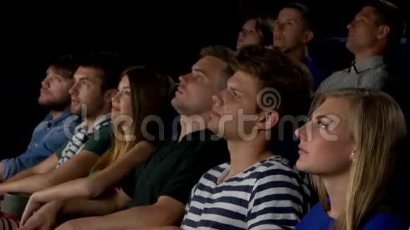 电影院快乐的朋友在电影院看电影视频的预览图