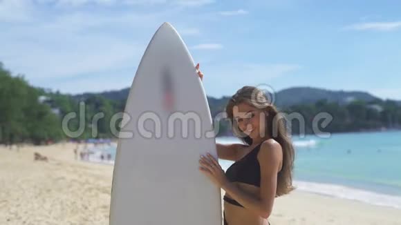 美丽的冲浪女孩在比基尼冲浪板视频的预览图