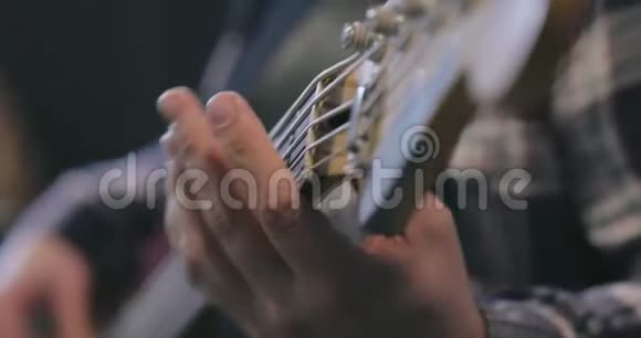 音乐家弹吉他的特写镜头视频的预览图