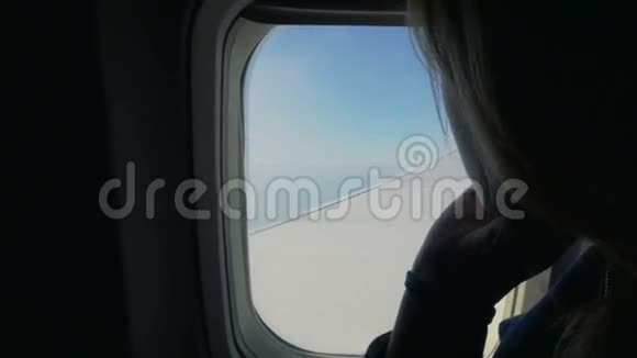 坐飞机看窗外的女人视频的预览图