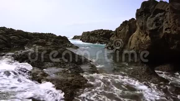 大西洋海水和岩石视频的预览图