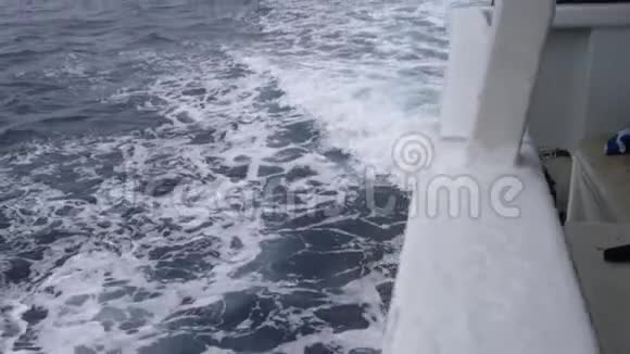 在船上被海水击中视频的预览图