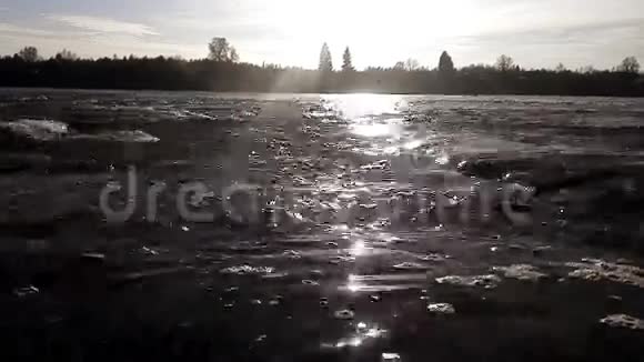 天空中的河流和太阳的背景视频的预览图