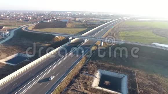 高速公路和桥梁从无人机看到视频的预览图