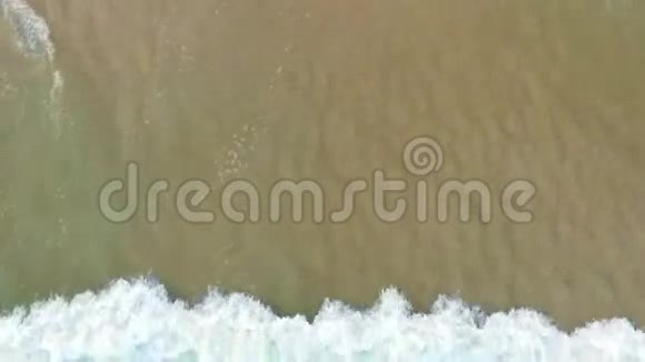 大海的波浪在海滩上视频的预览图