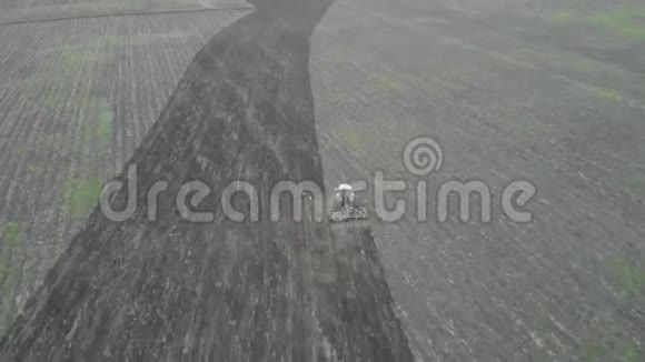 拖拉机耕田的鸟瞰图视频的预览图
