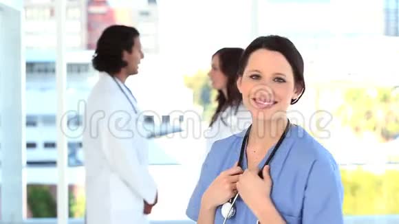 医生在护士后面说话视频的预览图