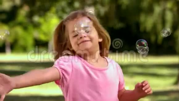 小女孩在公园里玩泡泡视频的预览图