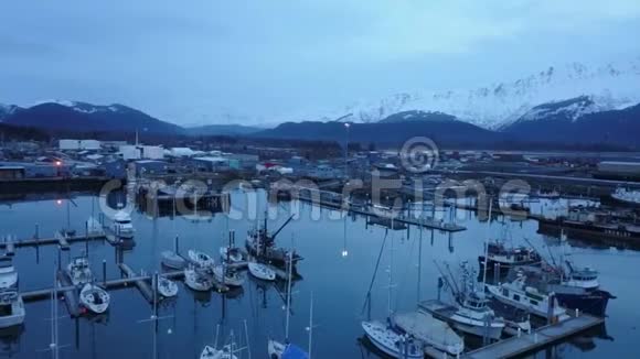 阿拉斯加的船港在冬天视频的预览图