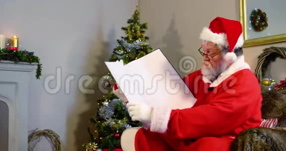 圣诞老人拿着一本书视频的预览图