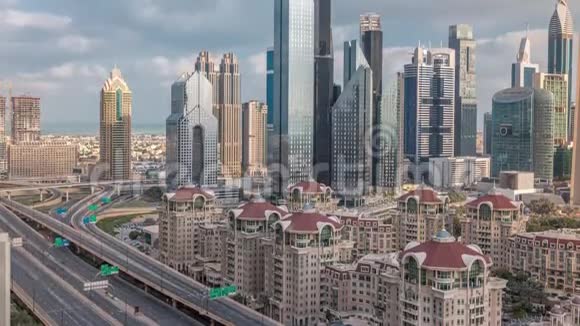 迪拜时代摩天大楼和道路交汇处的鸟瞰图视频的预览图