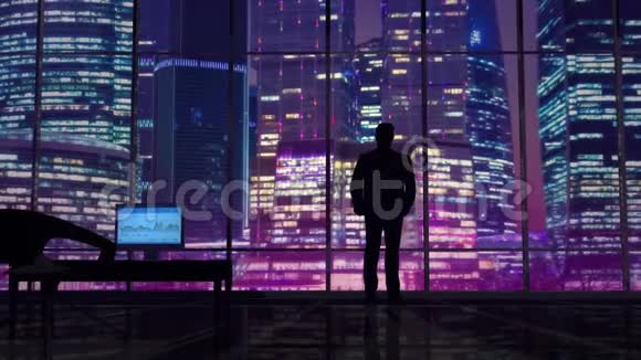 在摩天大楼的背景下的办公室里的商人视频的预览图