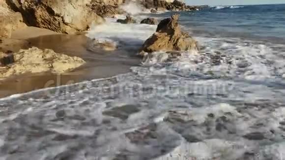 带波的蓝色海洋视频的预览图