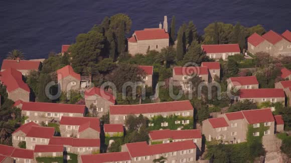 有红色瓷砖屋顶的房子斯维蒂斯特凡的建筑黑山视频的预览图