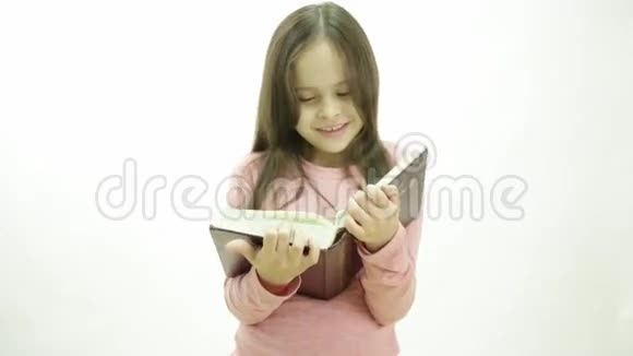 年轻女孩在读书视频的预览图