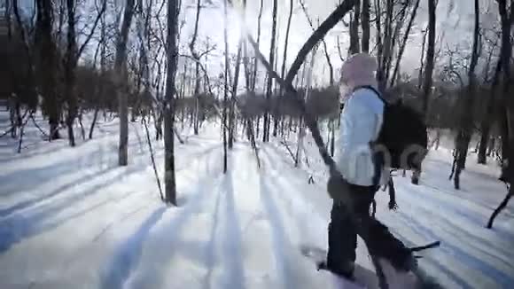 孤独的女人在大自然中飘雪视频的预览图