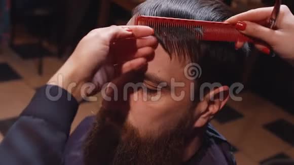 理发店里剪着胡子的年轻人视频的预览图