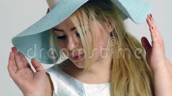 戴大帽子的年轻模特视频的预览图