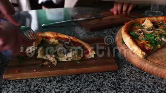 人们吃大块热比萨饼视频的预览图