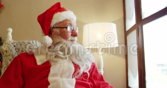 圣诞老人坐着透过窗户看着视频的预览图