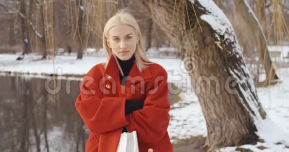 年轻女孩在城市公园享受冬天的肖像视频的预览图