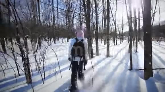 孤独的女人在大自然中飘雪视频的预览图
