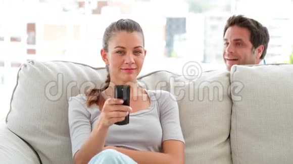 一个男人在沙发上送礼物给女友视频的预览图