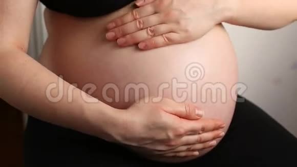 抱着肚皮的孕妇视频的预览图