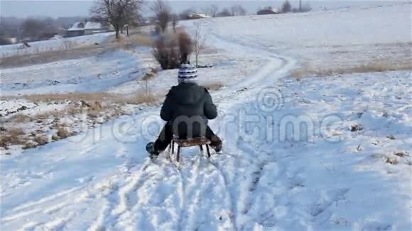 滑过了雪地视频的预览图