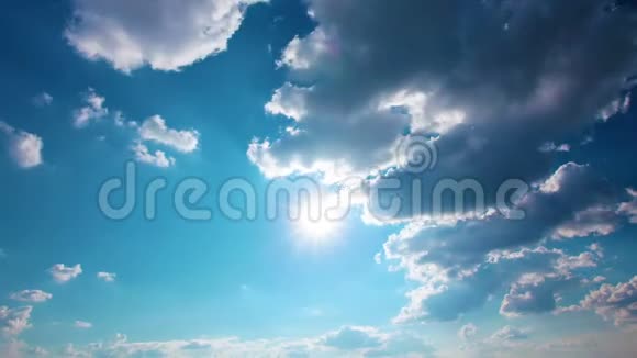 日落时间流逝运动天空和云彩视频的预览图