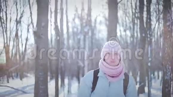 孤独的女人在大自然中飘雪视频的预览图